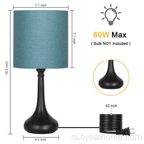 Moderne metalen lamp aan de nachtkastje